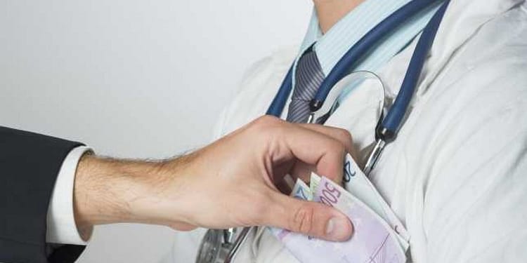 Medic reținut pentru șpaga primită de la un pacient. Cât i-a cerut pentru eliberarea unui document