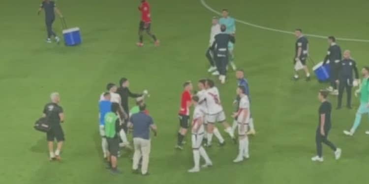 Gest incredibil al lui Andrei Rațiu: și-a lovit cu capul un coleg, după meciul care a dus Rayo în cupele europene