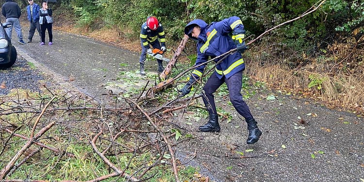 Pompieri din patru județe, trimiși la Vaslui pentru eventuale situații periculoase provocate de vremea rea
