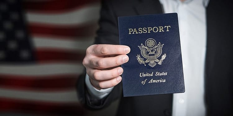 Pașaportul de rezervă: De ce tot mai mulți americani văd în dubla cetățenie noul „vis american”