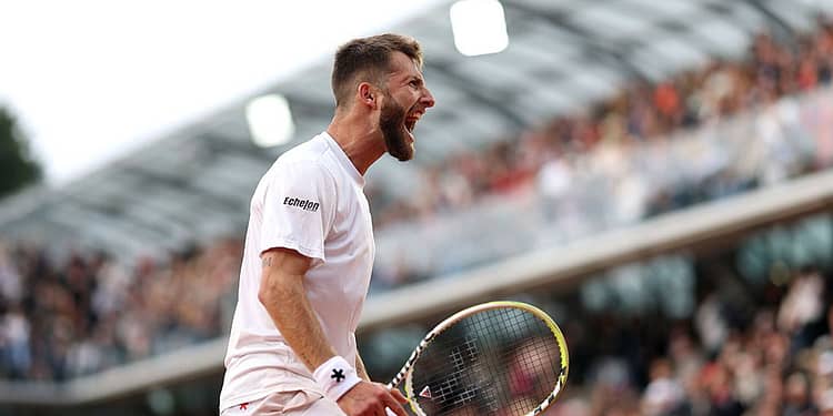 Lovitura zilei la Roland Garros! Și-a aruncat racheta pe zgură și a sărbătorit cu fanii
