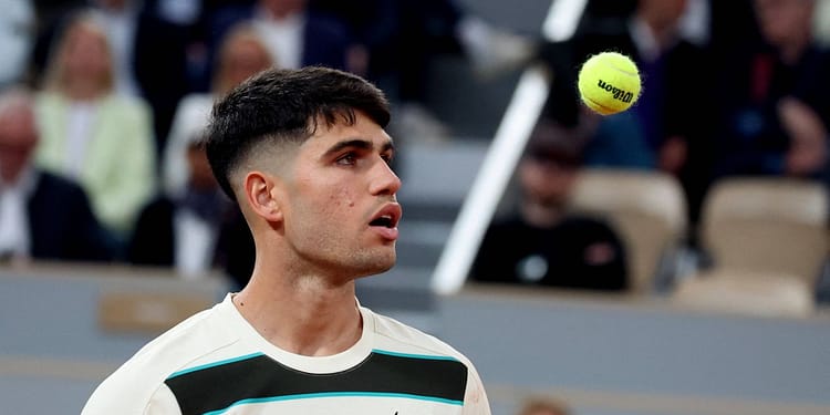 Roland Garros 2025 | Alcaraz, „moștenitor” la tronul lui Nadal cu stil de Federer. Sute de mii de oameni au văzut noua lovitură inventată