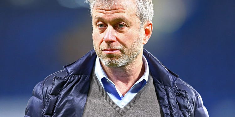 Cazul straniu al celor 2.5 miliarde de lire blocate de UK, după ce Roman Abramovich a vândut Chelsea: „Le dăm cauzelor umanitare din Ucraina”