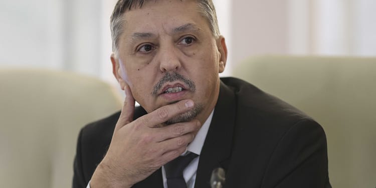 Ministrul Daniel David vrea ca profesorii să stea 8 ore pe zi în școală: Dacă ești plătit pentru 8 ore, stai 8 ore