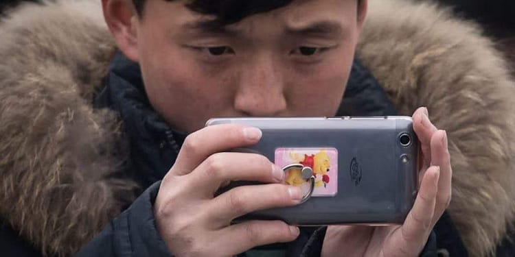 Smartphone-ul nordcoreean arată cât de bine e acolo. N-au grupuri de părinţi pe Whatsapp!