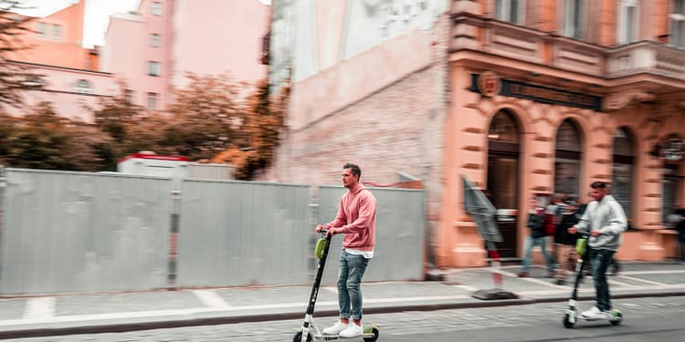 Trotinetele electrice, risc uriaș pe șosele. Titi Aur dă exemplul Țărilor de Jos: Acolo e pericol public. Se confiscă direct