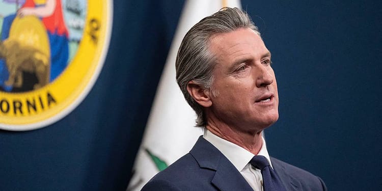 Guvernatorul Californiei cere instanței să nu permită administrației Trump să folosească trupe în raziile la imigranți
