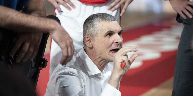 „Dă-o în mama mă-sii” » Antrenorii celor două finaliste din Liga Națională de Baschet au criticat arbitrajul după meciul 4: „E strigător la cer!”