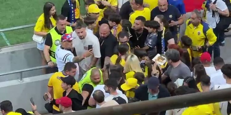 Atracția principală! Radu Drăgușin, ”asaltat” la pauza meciului România