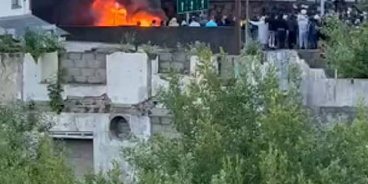 Românii din Irlanda de Nord, victimele violențelor extreme. Li se incendiază casele și afacerile. „Copiii mă întrebau de ce suntem atacați”