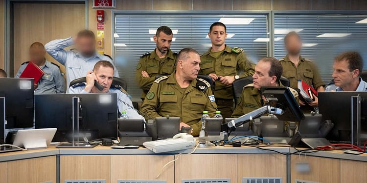 „O perdea de fum perfectă”. Cum i-au păcălit israelienii pe liderii de la Teheran, înainte de atacul devastator din această noapte din Iran