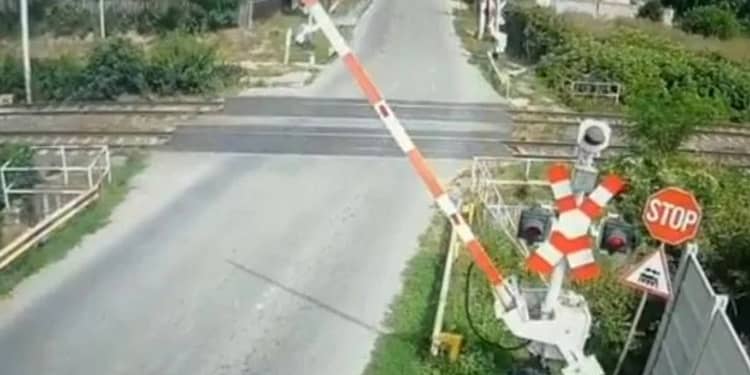 Șofer inconștient, filmat ocolind bariera coborâtă la o trecere la nivel cu calea ferată. Cum a fost sancționat