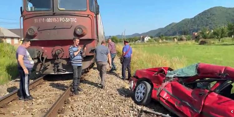 „Dacă nu sărea din mașină, era moartă!” O șoferiță de 19 ani s-a salvat în ultima clipă după ce i s-a oprit motorul pe calea ferată