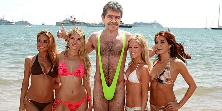 Radu Paraschivescu în slip, asaltat de toate femeile care-i citeau cărțile pe plajă în Vamă
