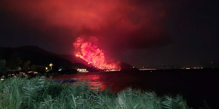 Incendiu puternic în insula Thassos, unde mulți români își petrec vacanța. Pompierii pot interveni doar terestru – VIDEO