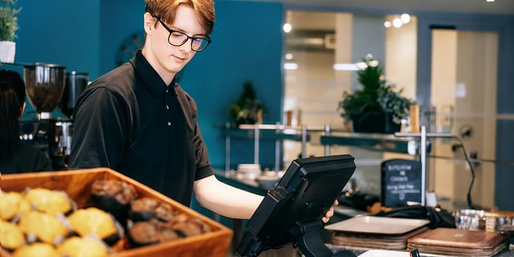 „Elev, caut job în vacanța de vară”. Cum ajung copii de 15 ani să se angajeze vara și ce-și iau din banii câștigați