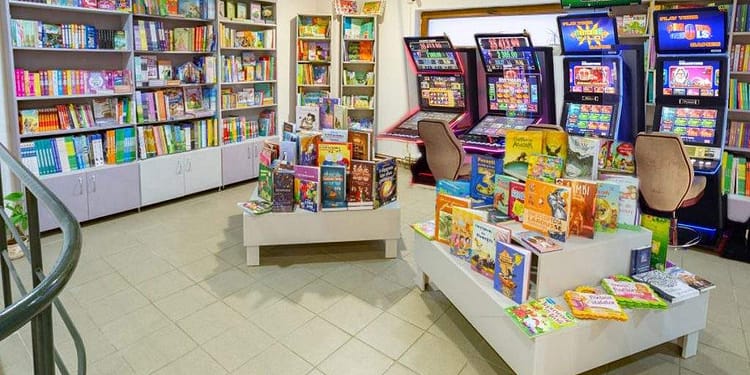 Ca să plătească mai puține taxe, o librărie a băgat și aparate de păcănele