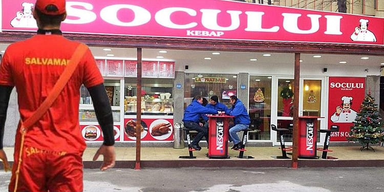 La Socului au fost aduși salvamari, să nu se înece clienții cu șaorma