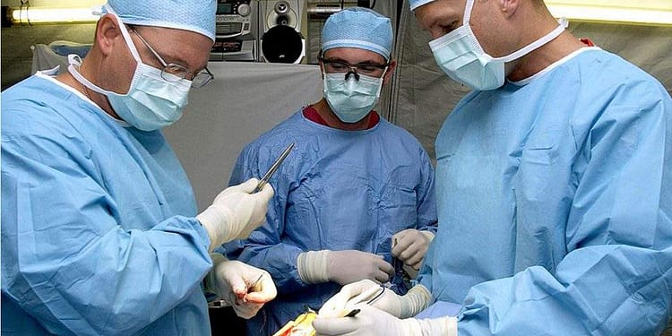 Medicii de la Spitalul Universitar București au realizat primul transplant de celule șmen