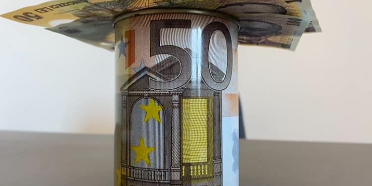 Fitch revizuiește România: Ratingul atârnă de deficit