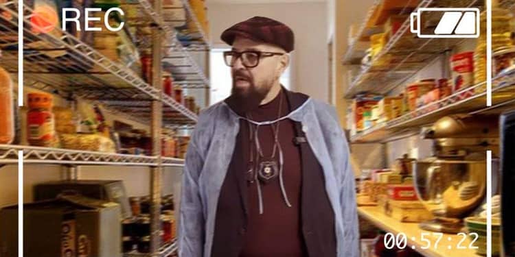 Piedone, blocat în cămara unui restaurant. Angajaţii discută cum ar putea să îl dea afară