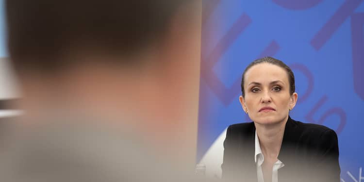 Șefa diplomației române numește o instituție cu cheltuieli de 27 de milioane de euro ai cărei angajați nu ştiu nici engleză şi nici limba ţărilor în care sunt trimiși