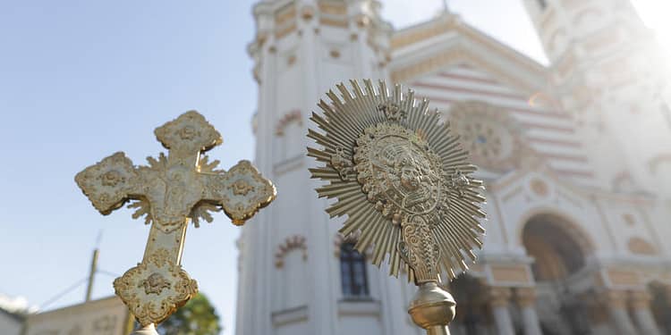 Patriarhia Română, luare de poziție după ce la mormântul părintelui Ilie Lăcătușu a fost adus steagul Mișcării Legionare