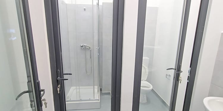 Toalete cu uși transparente și dușuri la vedere într-o piață modernizată din Pașcani. Cu ce nereguli au fost recepționate lucrările