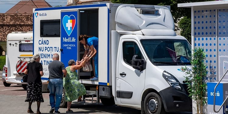 MedLife continuă să susțină comunitățile vulnerabile: peste 300 de locuitori din satele din Brașov și Alba au beneficiat de analize și consultații medicale gratuite în doar 6 zile, prin proiectul Caravana cu Sănătate