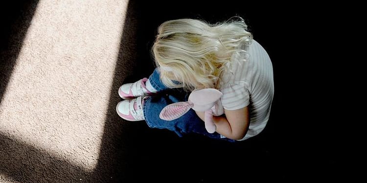 Fetiță supusă unui ritual de „exorcizare” de către mama sa. Femeia, anchetată penal și internată într-un spital de psihiatrie