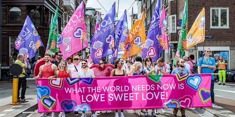 „Make America Gay Again”. Atmosferă festivă și mesaje politice la marșul Pride din Amsterdam