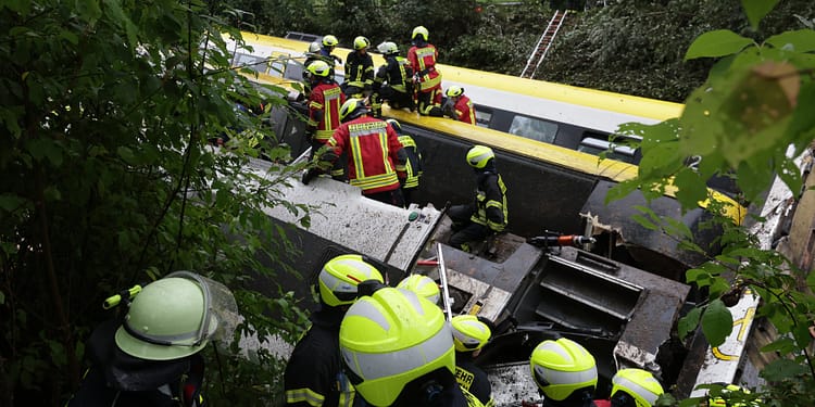 VIDEO Accident feroviar grav în Germania. Mai mulți morți și zeci de răniți după ce un tren a deraiat în sud-vestul țării