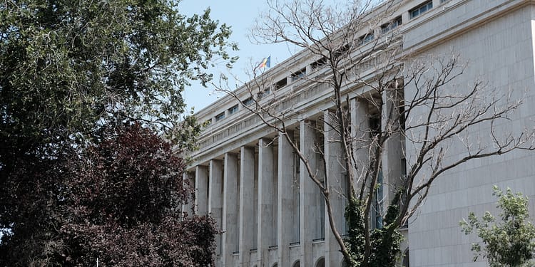 Guvernul pregătește stoparea transferurilor între instituții, înainte de reducerea cu 20% a numărului angajaților din administrația centrală