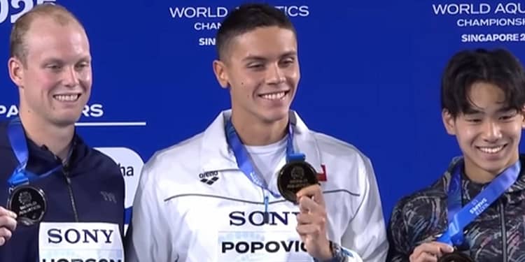 Un zâmbet mondial. Momentul intonării Imnului României, după ce David Popovici a devenit campionul lumii