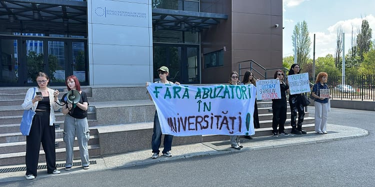 VIDEO „Mă simt rușinat că merg la o universitate cunoscută pentru abuzuri.” Cine sunt studenții care au protestat la SNSPA / O profesoară s-a alăturat și ea demersului