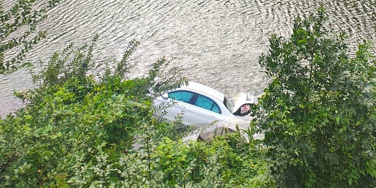 Un șofer turc a plonjat cu mașina în râul Olt. Circulația pe DN7 se desfășoară alternativ