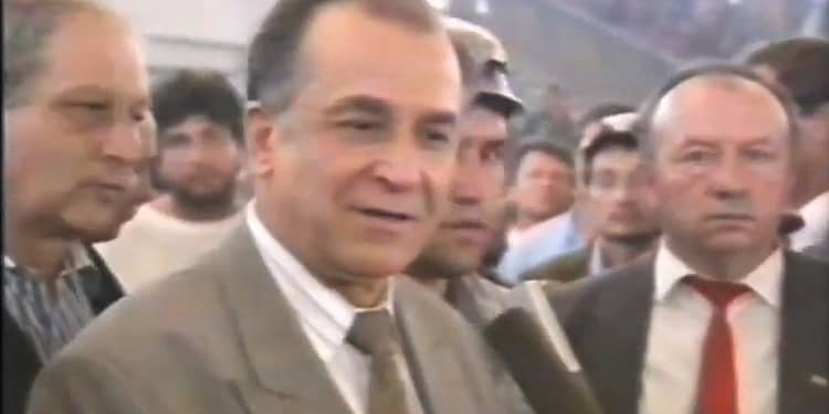 VIDEO Cum i-a trimis Ion Iliescu pe mineri să „reocupe” Piața Universității și le-a mulțumit pentru „înalta disciplină civică” după măcelul din 13-15 iunie