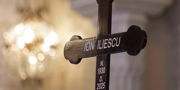 Ion Iliescu, între credință și controversă. Ce lipsește de pe crucea fostului președinte și care ar putea fi explicația