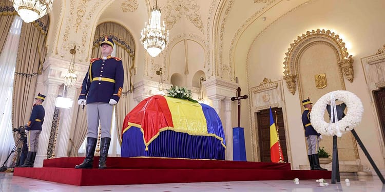 Porțile Palatului Cotroceni s-au deschis pentru publicul larg. Cetățenii, așteptați să aducă un ultim omagiu lui Ion Iliescu