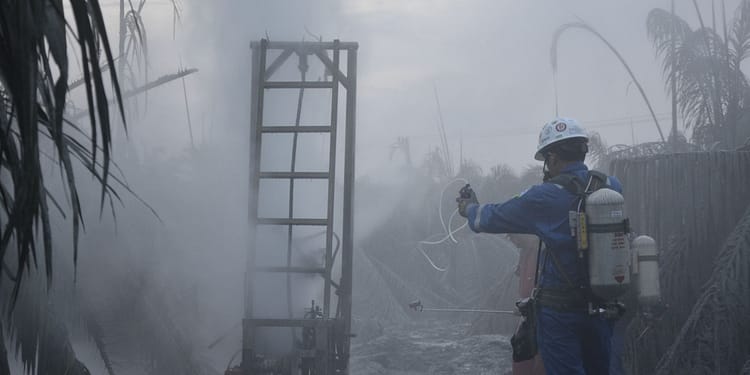 Incendiu la o fabrică de clor din sudul Franței. Locuitorii din zonă, sfătuiți să rămână în case