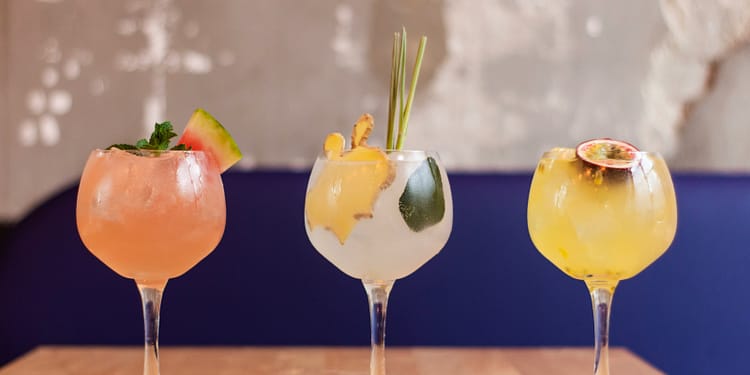 Răsfață-te cu o băutură rece de Sfânta Maria. Două rețete de cocktailuri delicioase, cu și fără alcool, perfecte pentru weekendul prelungit