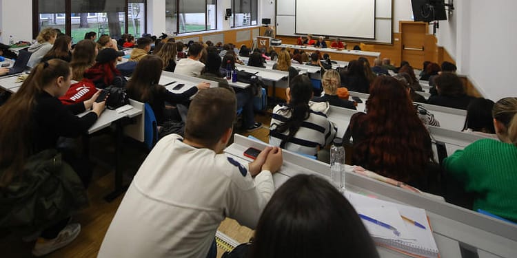DOCUMENT Câți studenți străini vin la universități din România și ce studiază. Țările cu cei mai mulți studenți