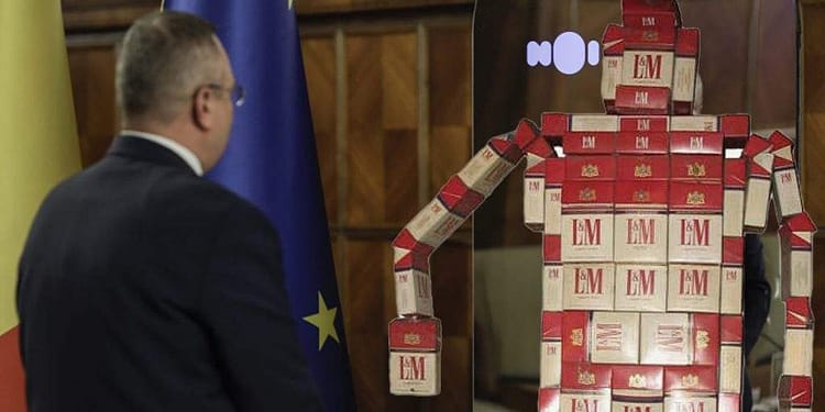 Paradox. Avem mii de programatori, dar niciunul nu știe să facă un robot din pachete de țigări