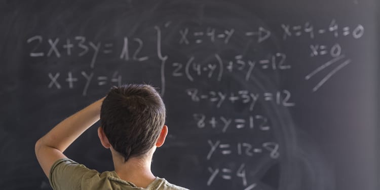 Ministerul Educației comasează școli, dar tace mâlc la problemele reale din învățământ