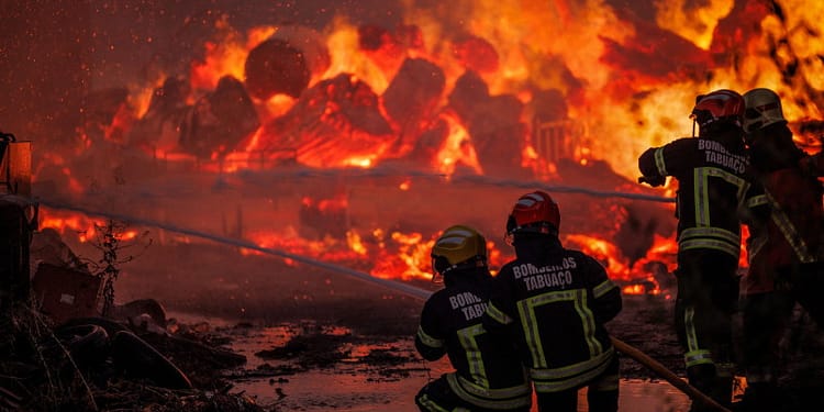 Pompier rănit grav în incendiile de vegetație din Portugalia. Autospecială cuprinsă de flăcări (VIDEO)