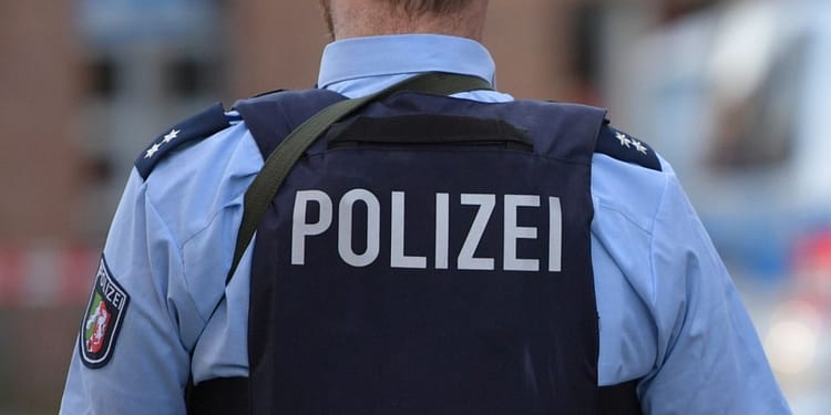 O șoferiță a dansat pe o autostradă, motivând că „traficul a enervat-o”. După ce a blocat circulația două zile, poliția a deportat-o din Germania