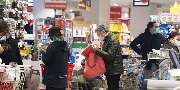 Reguli noi la supermarket. Dacă ceri să se deschidă încă o casă trebuie să plătești tu 10 lei