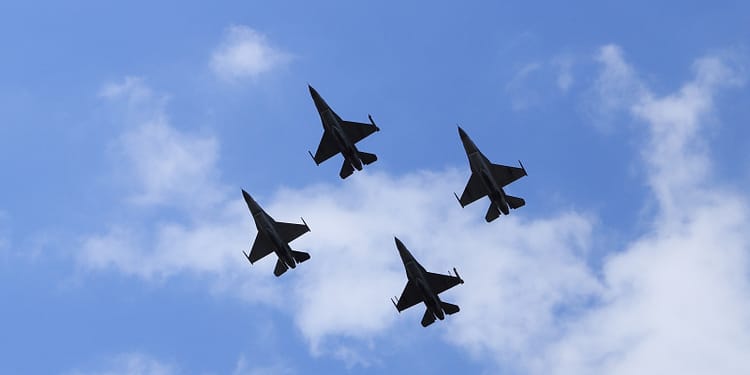 Accident aviatic în Polonia: Un avion F-16 s-a prăbușit în timpul repetițiilor pentru un spectacol aerian. Pilotul a murit