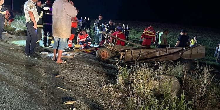 Două persoane și-au pierdut viața și trei au fost rănite, între care o tânără însărcinată, după ce o autoutilitară s-a ciocnit cu o căruță în județul Iași