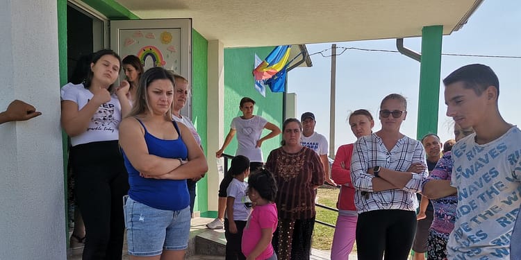 Comasarea școlilor în Olt: elevi de 7 ani puși pe drumuri lungi pentru a învăța. „Și de aici au ieșit oameni mari, să știți! Vrem aici”